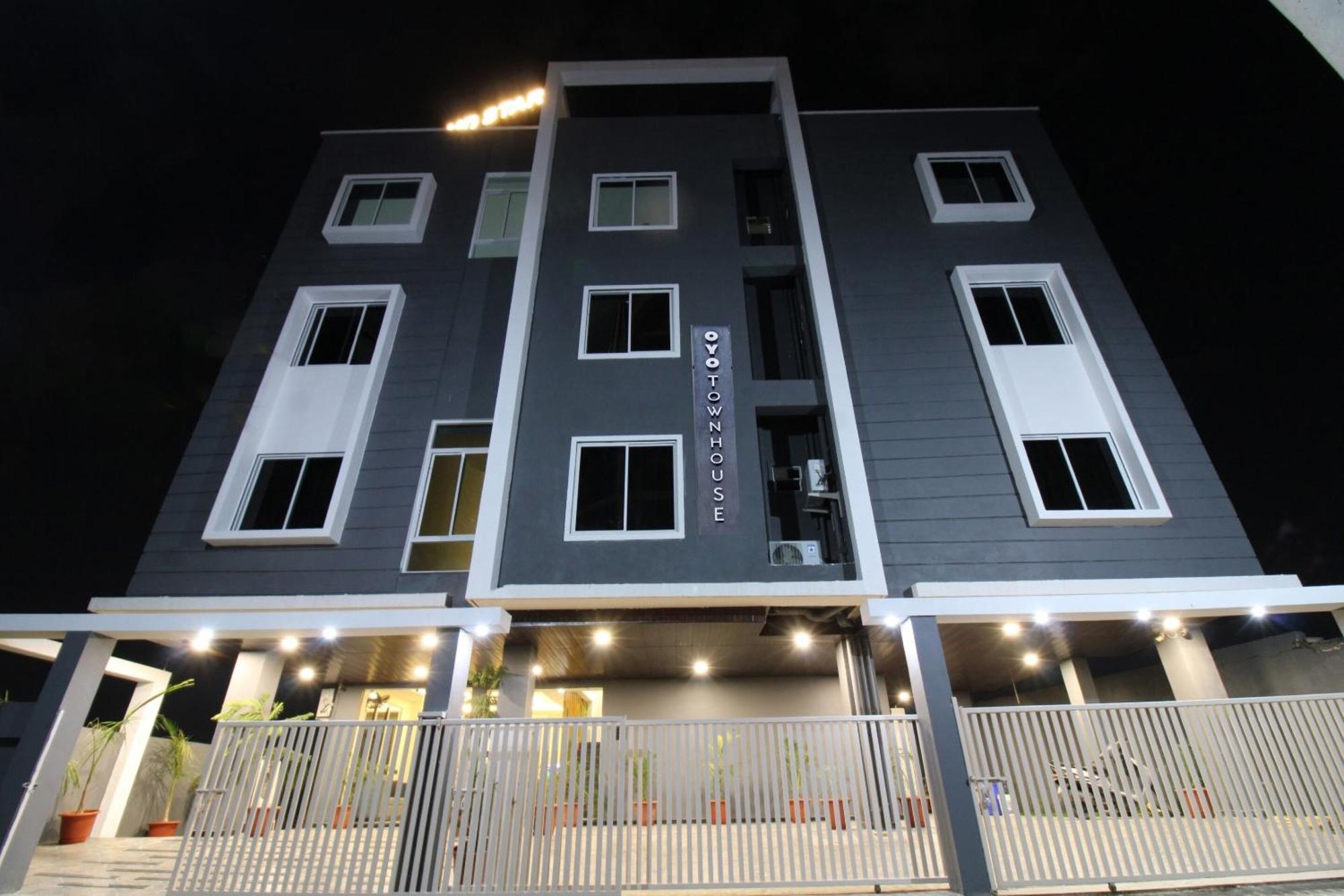 Townhouse Md Star Hotel Нагпур Екстериор снимка