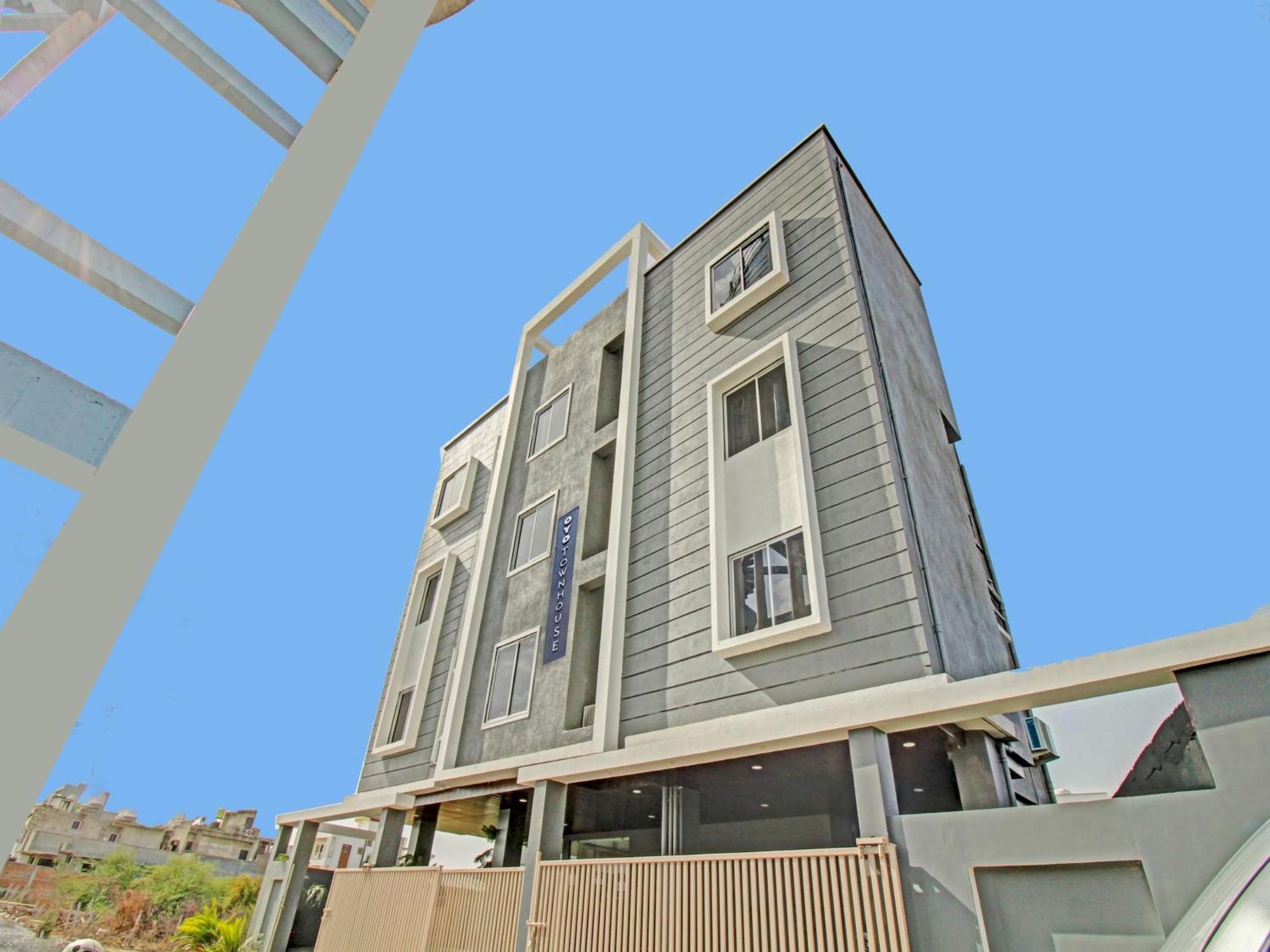 Townhouse Md Star Hotel Нагпур Екстериор снимка