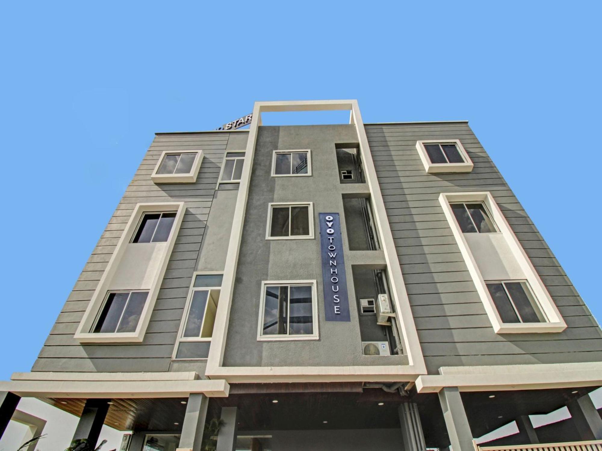 Townhouse Md Star Hotel Нагпур Екстериор снимка