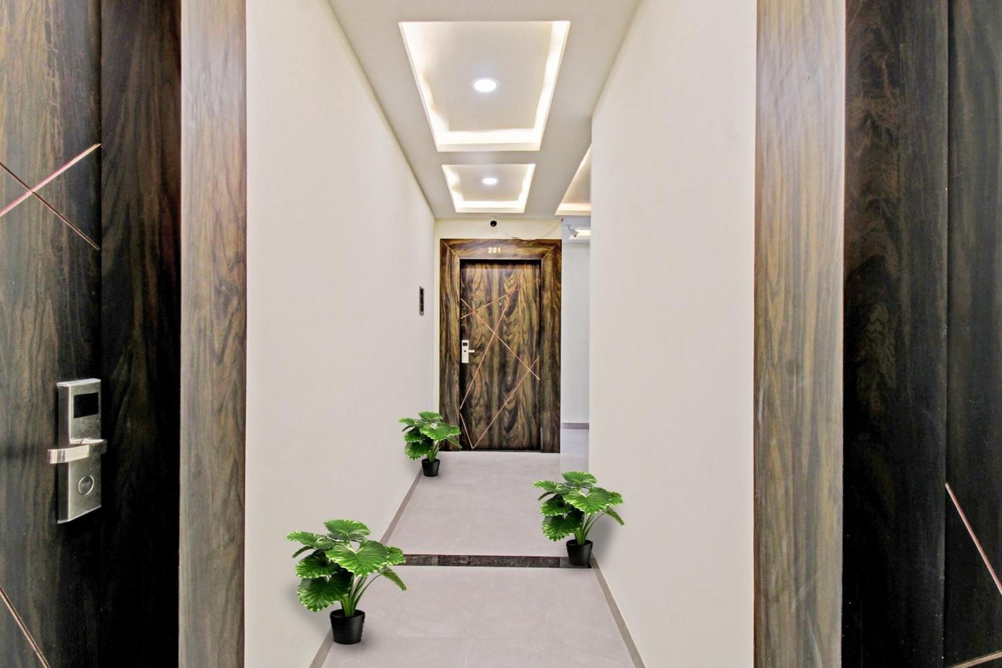 Townhouse Md Star Hotel Нагпур Екстериор снимка